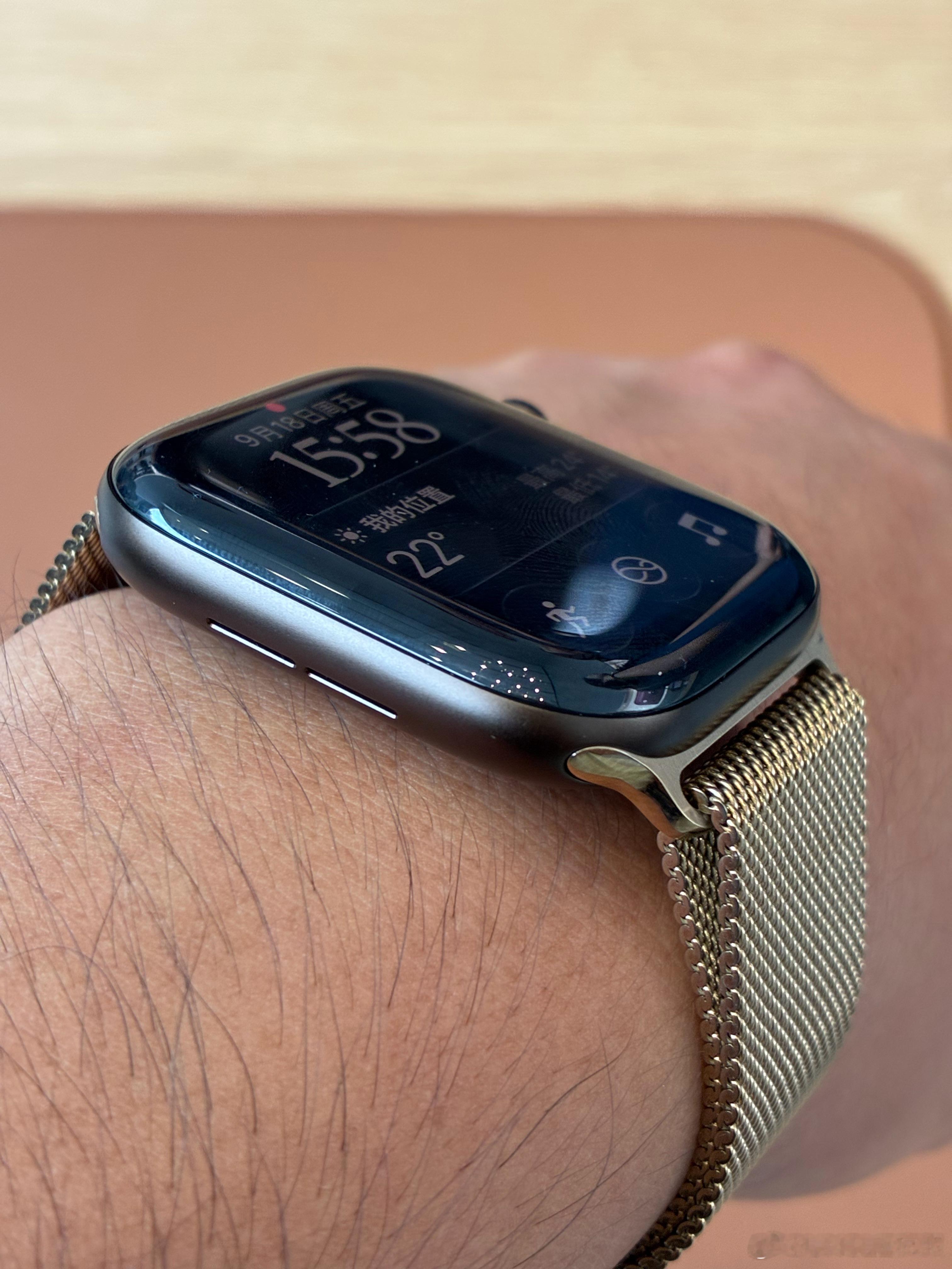 AppleWatchSeries12系列迎面向你走来的分别是珍珠白