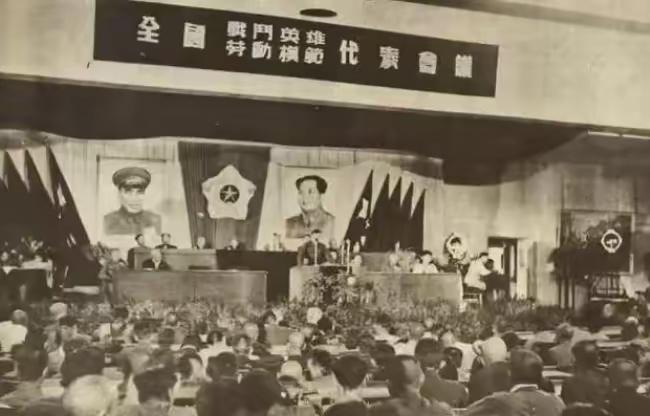 1950年，68名战斗英雄参加完表彰大会，在下火车时，却遭到200多名土匪的袭击