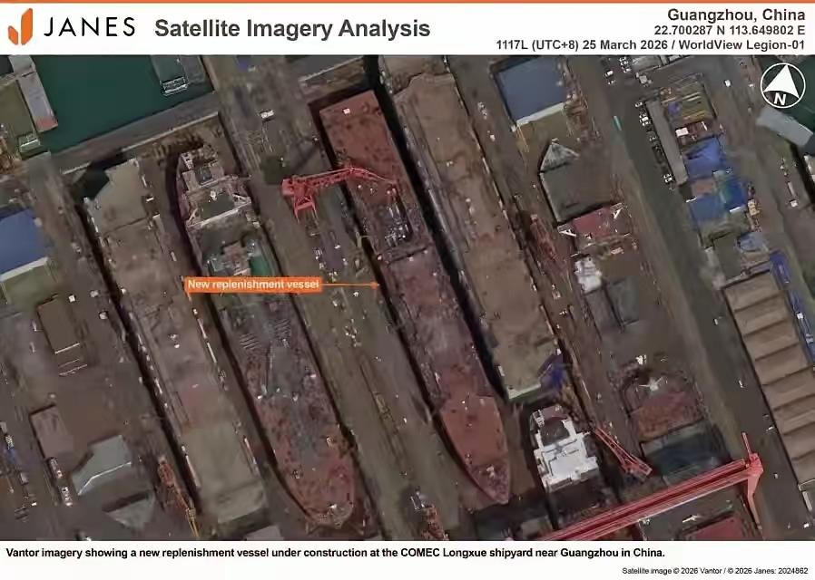 好大一艘船啊！大家猜猜是几万吨的。