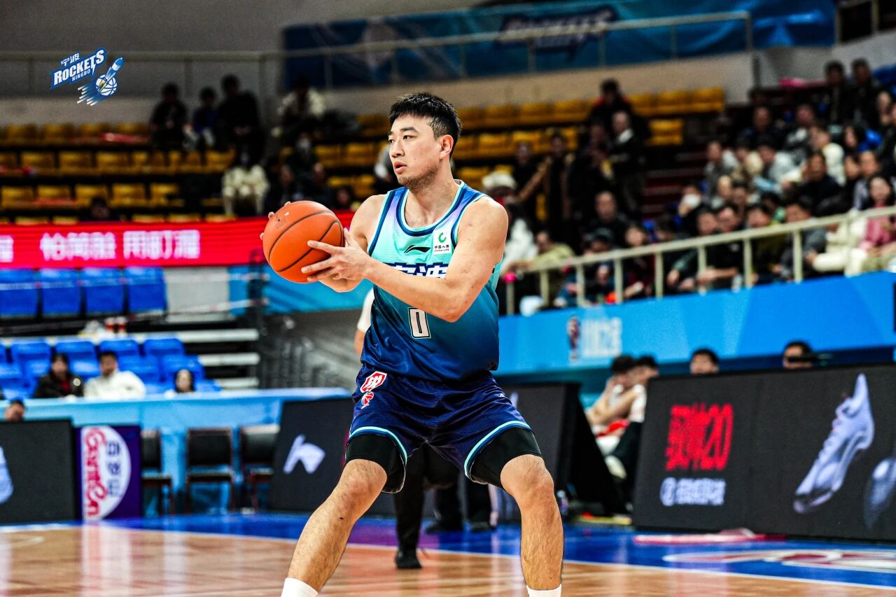 宁波男篮社媒晒照回顾比赛: 球队以88-79战胜浙江男篮