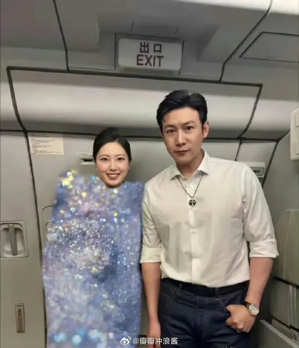空姐与陆毅合影，这个马赛克打的好离谱