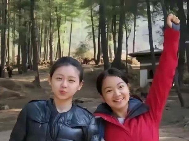 大S女儿小玥儿，终于把头发扎起来了，露出了清秀的脸庞，真的是小小S！