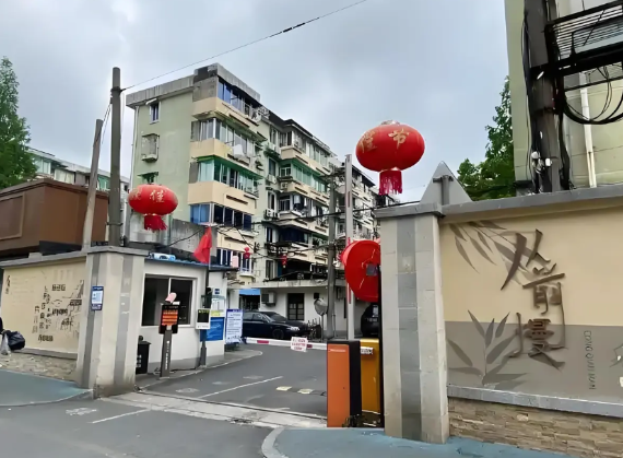 杭州一个外卖小哥，掏空了6口人的钱包，凑了300万，在杭州买了一套老破小的学区房