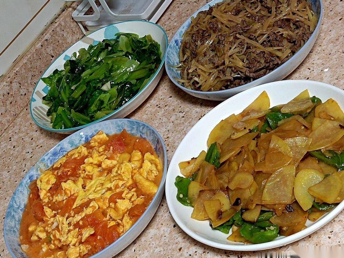 昨天雇主把菜单发我，四个菜，俩里头都有土豆。土豆炒牛肉，还有个青椒炒土豆。我