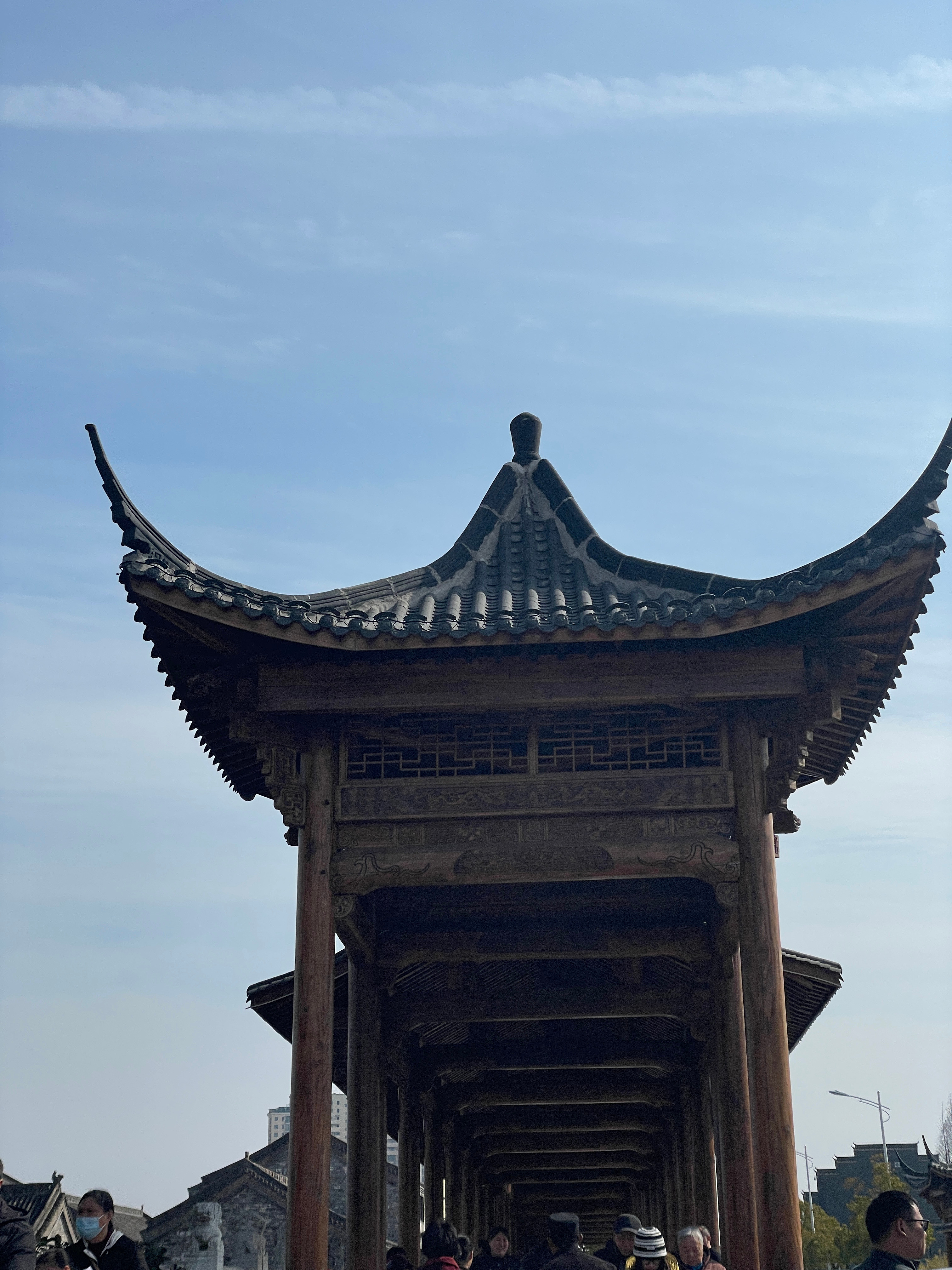 路过曾经的中学，隔了一座桥，桥这边已经成为旅游景点了……