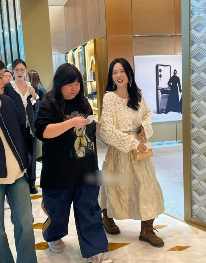 46岁陈乔恩在澳门逛商场被偶遇，她打扮随性，笑脸盈盈，松驰感满满，皮肤白嫩，比同