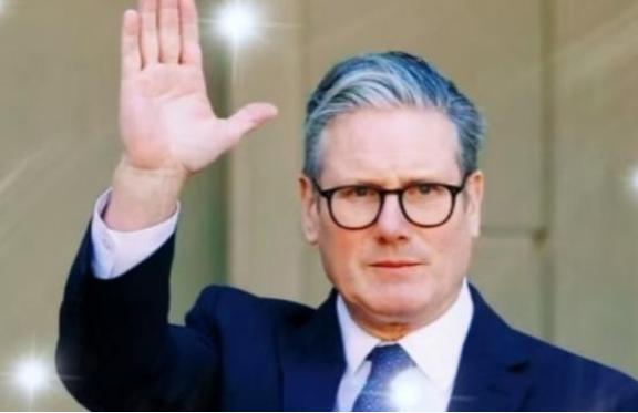 英国首相终于当着全世界的面，把那句心里话给说出来了。他说，中国，是世界三大强国之