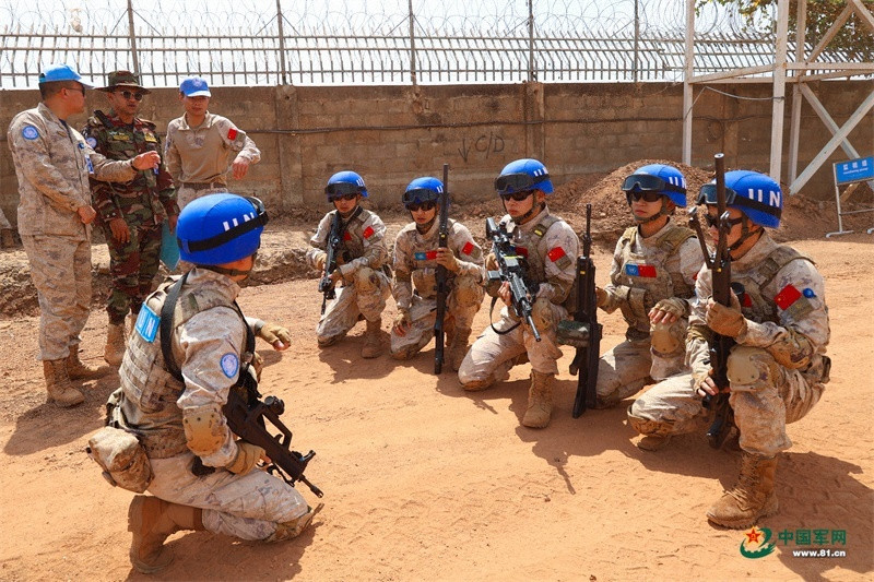 每天认识一件兵器中国第2批赴阿卜耶伊维和快反分队装备了201班机，20式枪族正