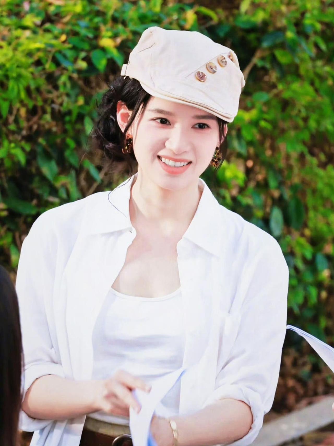 张婧仪这波穿搭杀疯了！直接把我拽回千禧年✨谁看了不说一句“爷青回”！