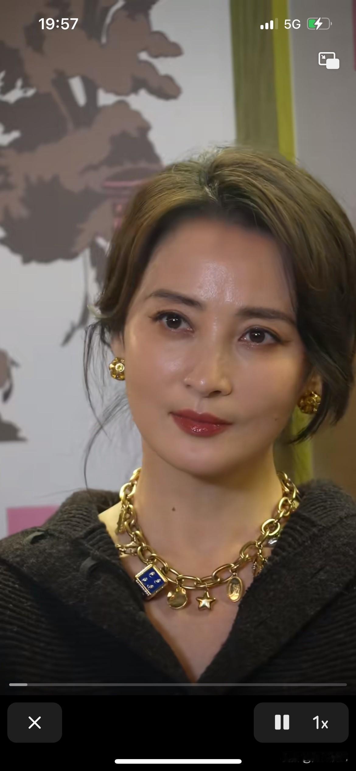 蒋勤勤可以说是打败岁月的人，岁月在她脸上没有留下痕迹，一点也没有变老，还是那么水