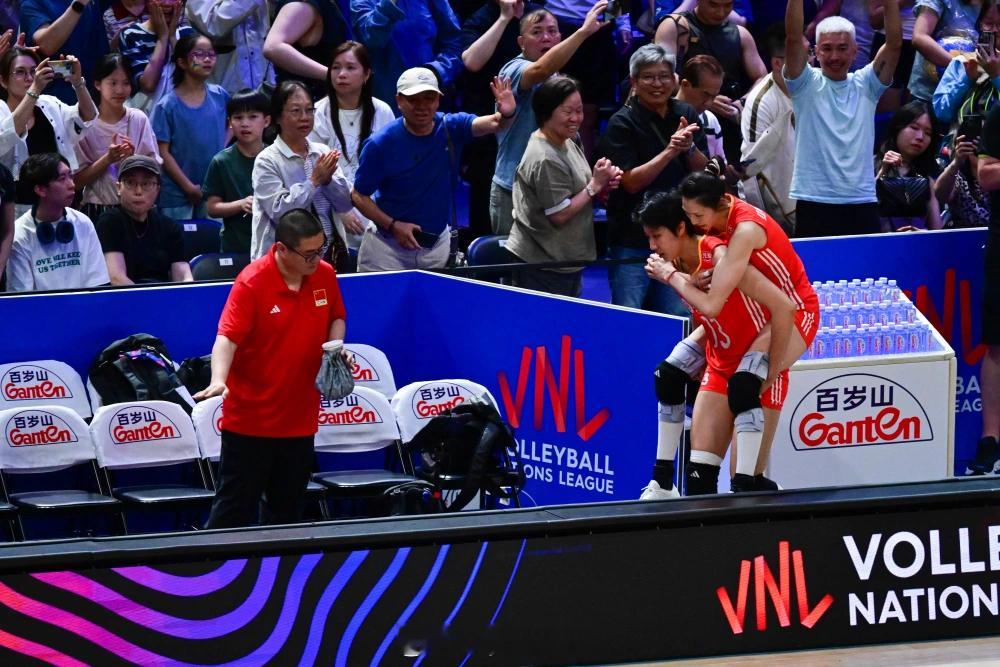 【王媛媛：尚不清楚吴梦洁伤势】中国女排3比1胜日本队吴梦洁受伤王媛媛赛后在接受