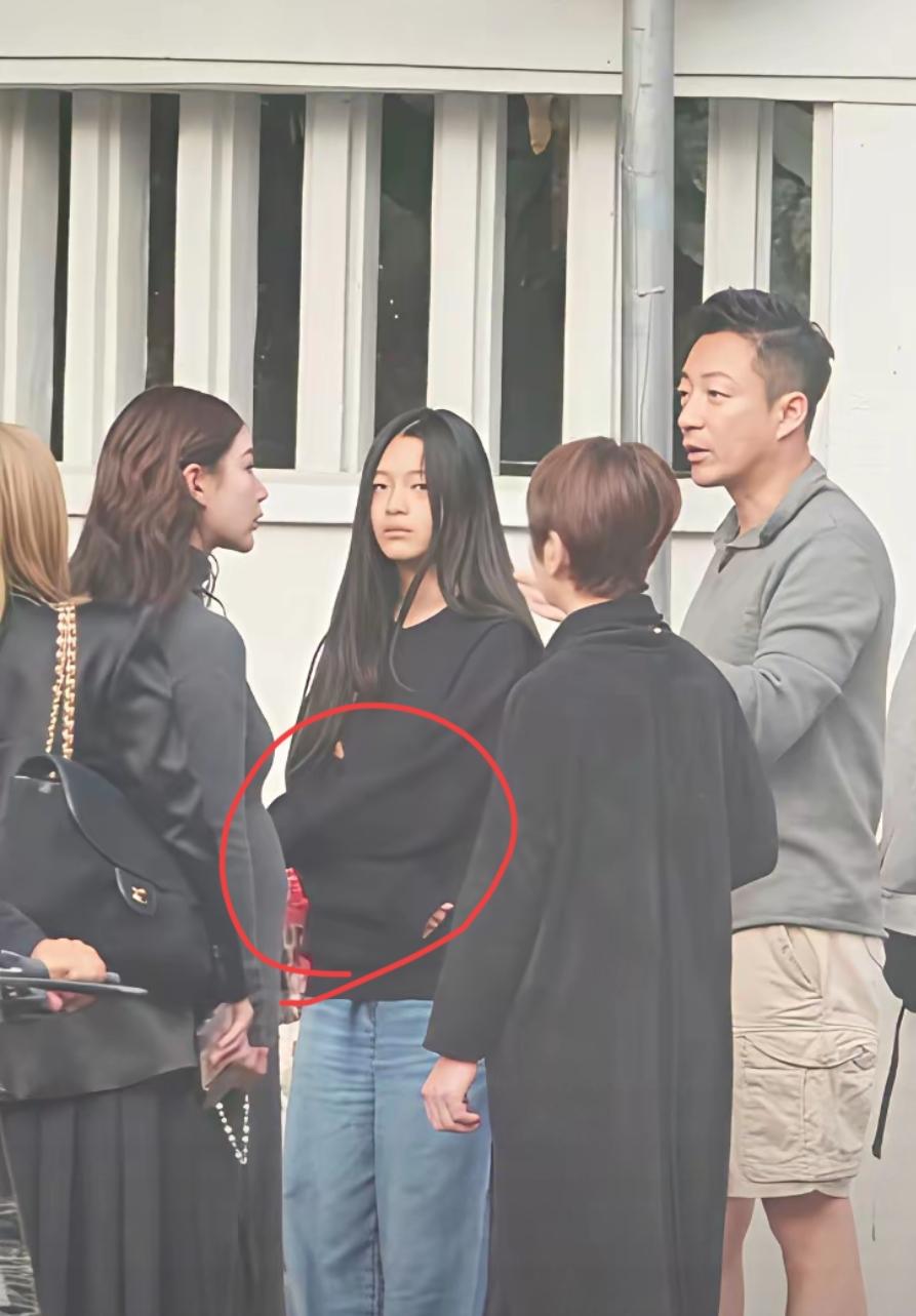 闺蜜是小学心理课老师，她看了小玥儿的照片直叹气。我问她为啥叹气？她说，从