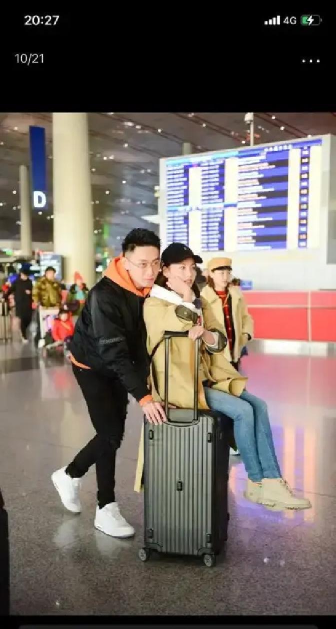 张嘉倪离婚拿抚养权复出愈发光鲜，藏着感情里最扎心的算计当年张嘉倪怀孕被拍时，买