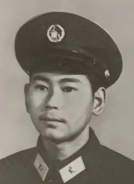 1986年老山前线，我军战士李谋仁，被3个越南特工用石块打晕，拖往越方。拖行不到