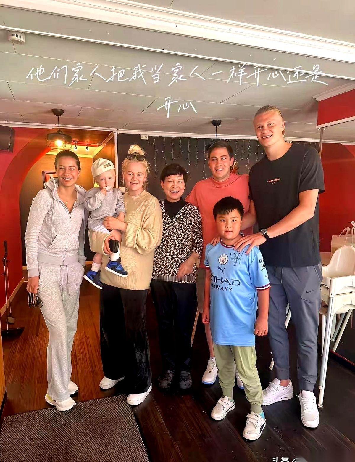 哈兰德。英超禁区里，一米九六的个子杵在那儿，壮得像头熊，后卫撞他身上，跟撞墙一