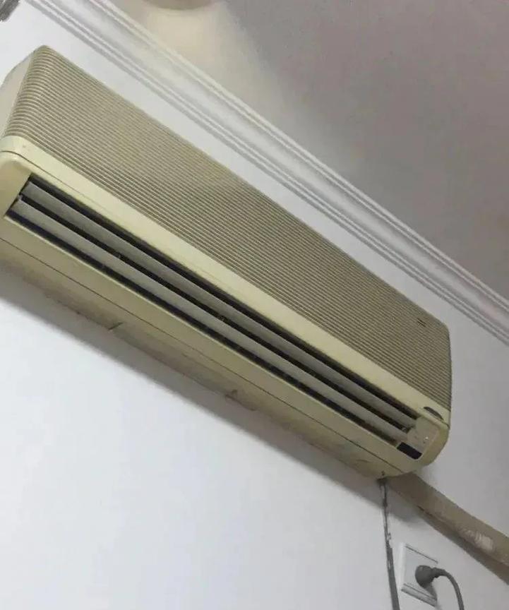 这几天天气热，母亲却不愿意开空调，我打了三次电话，还是不愿意开，只说受不了凉气，
