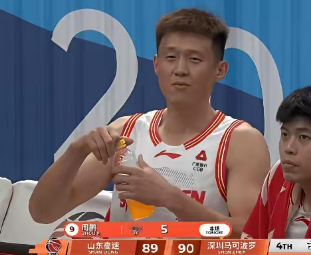 14分钟0分+5犯规！广东队昔日2米06悍将退化严重，球迷：快点退役吧。昨晚，