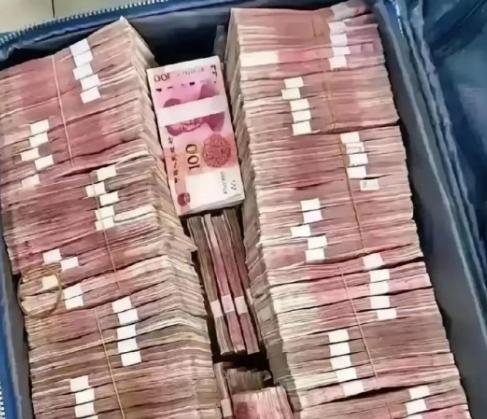 啥是洗钱？给你举个最易懂的例子：你买彩票中了800万，国家扣20%的税，到手64