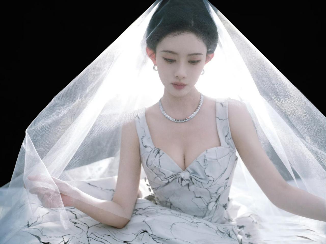 孟子义：婚纱加身，化身冰雪公主当孟子义身着婚纱款款现身，瞬间惊艳众人，自带的