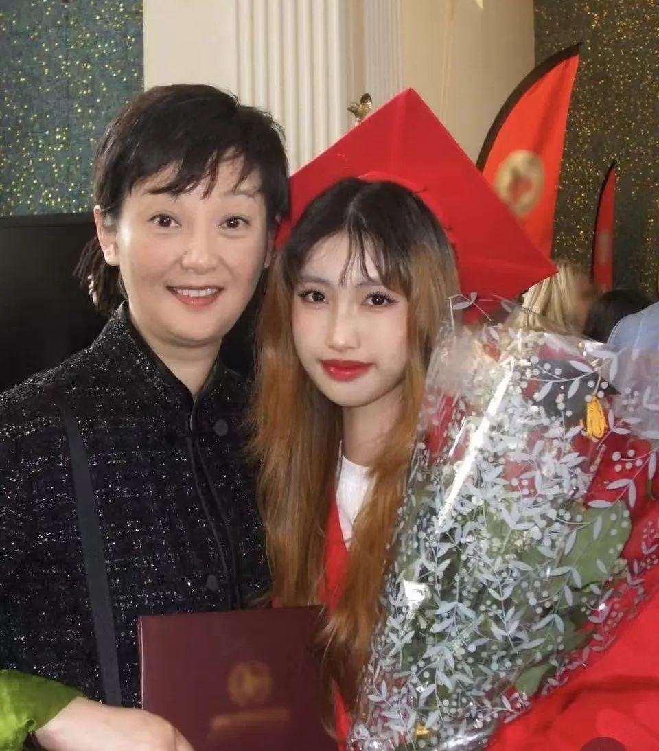 56岁徐帆素颜现身女儿毕业典礼！母女合照美如姐妹花。5月27日，一个阳光