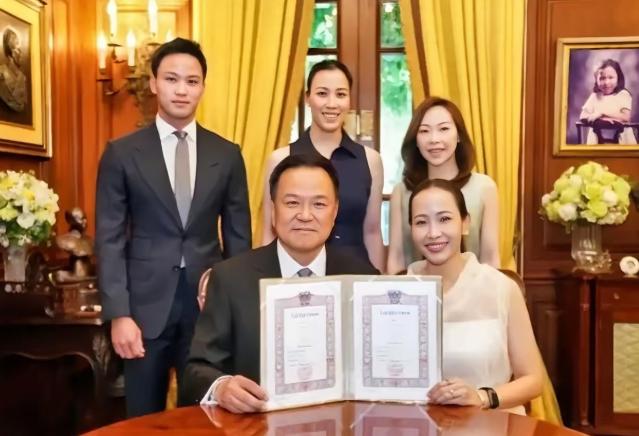 阿努廷2023年接受央视专访时说，“我是100%的中国人后代，我的父母、祖父祖母