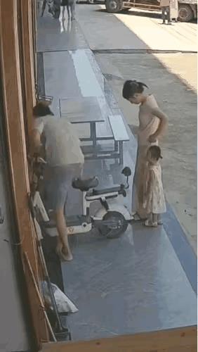夫敢骑，妇敢坐，妥妥的同倒同摔同智商。还好，小孩没事儿。这样的能力和