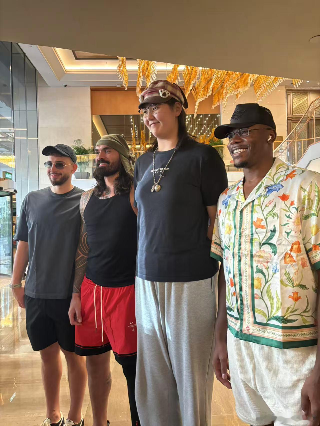 张子宇穿鞋身高已经超过2.3米了，海王在她面前也小一号…[笑着哭]nba​​