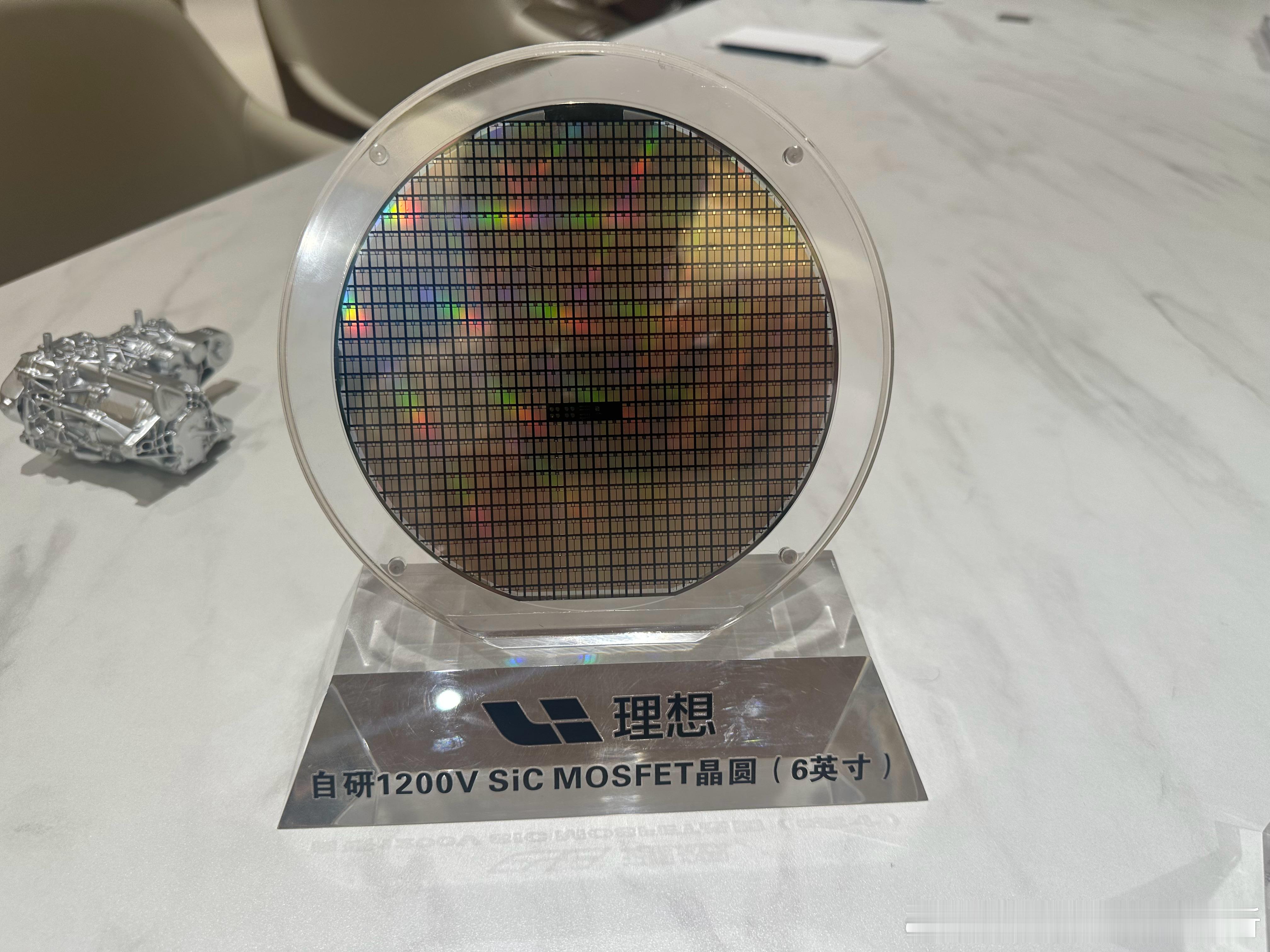 理想i8长续航设计的思考：i8的初始续航目标是，城市实际跑600公里、高速50