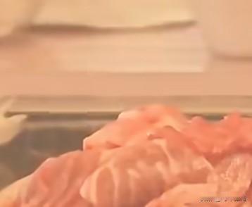 日媒报道称日元贬值让餐桌越来越“素”。“肉价太贵，只能用蔬菜、豆芽凑菜量。”这不