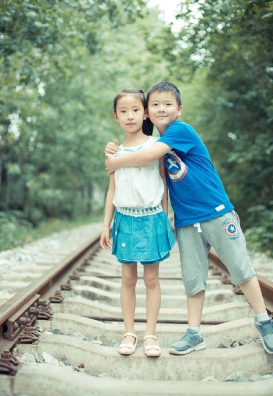 我们村有个女孩小莲，小时候挺聪明伶俐的，后来生病不知道吃了什么药，耳朵听不到声音