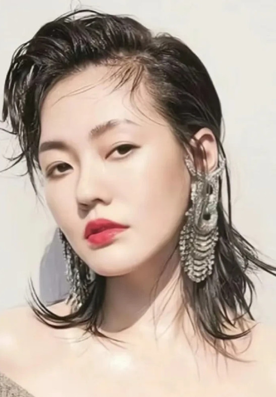 湾媒这是没辙了吗？把马筱梅妈妈的老照片都给挖了出来，真是一挖挖一家啊！要不说