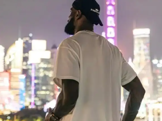 詹姆斯此次中国行，主打的就是一个去到哪，皇冠就戴到哪。成都站的活动已经开始了