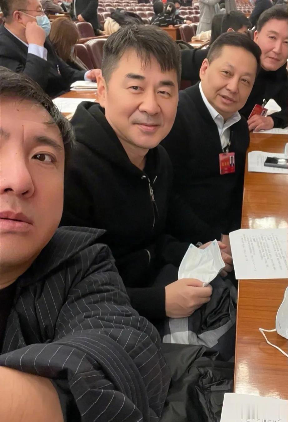 杨澜问起陈建斌:您觉得，当今时代谁是最伟大的演员？陈建斌干脆的说:这个时代，出不