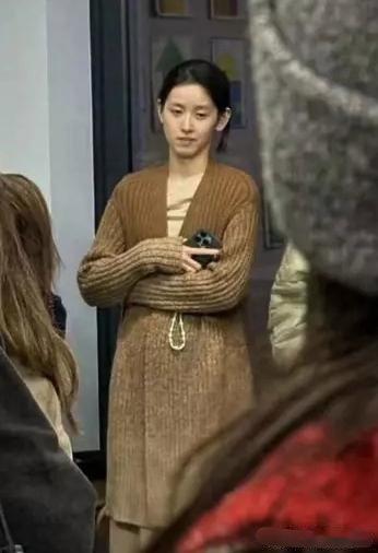 章泽天在国外的学校开放日被拍，这是怎么了，不太高兴啊。