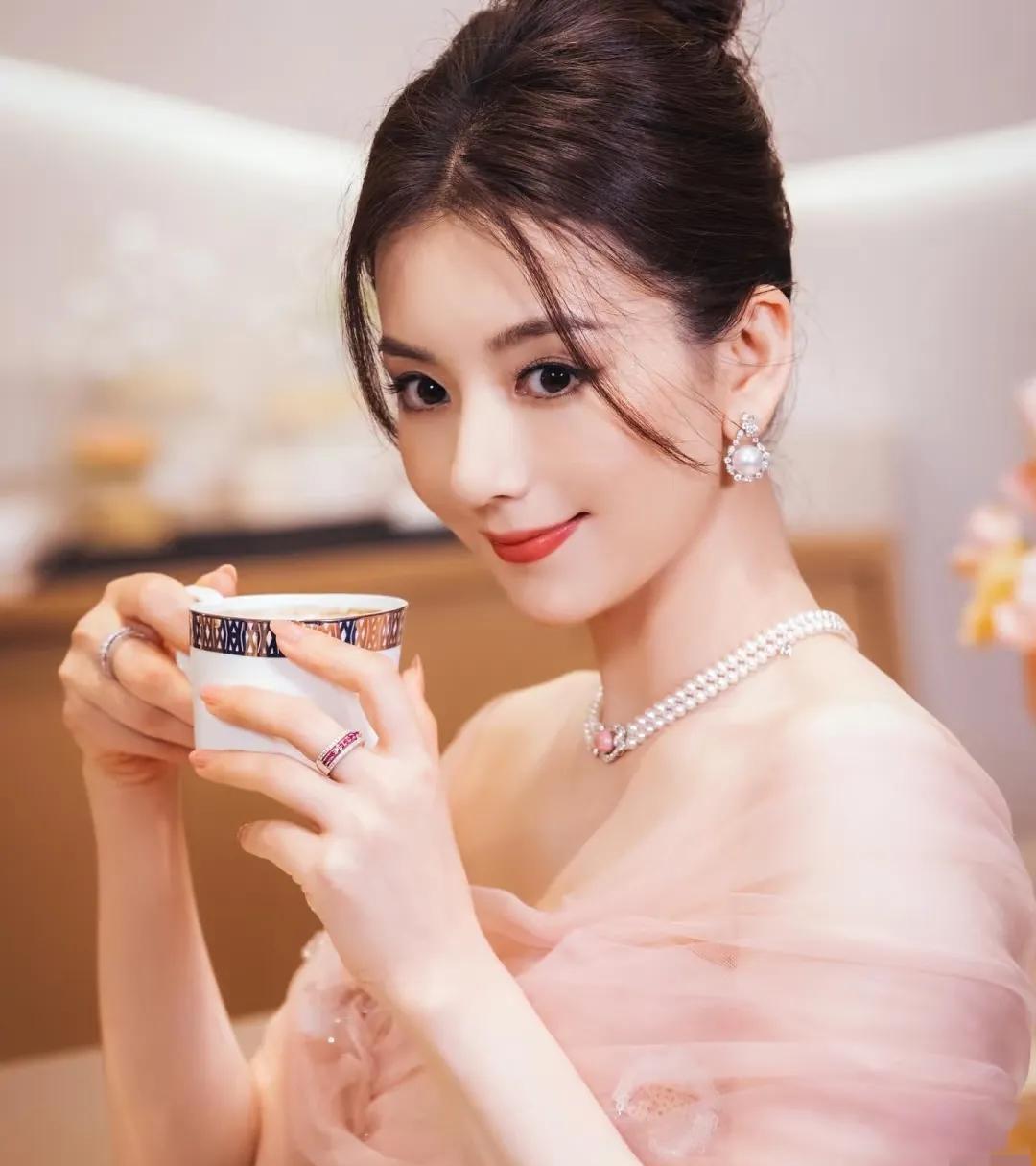 你们没发现吗？方媛这一路走来真的太可怕了，好像是背后有人在规划一样。方媛她