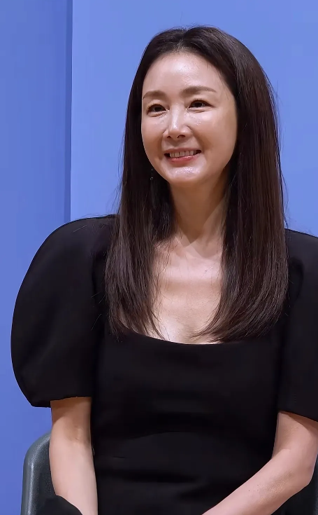 崔智友也老了，今年50了，眼部衰老明显，法令纹清晰！她是典型的韩国美女，小圆脸，