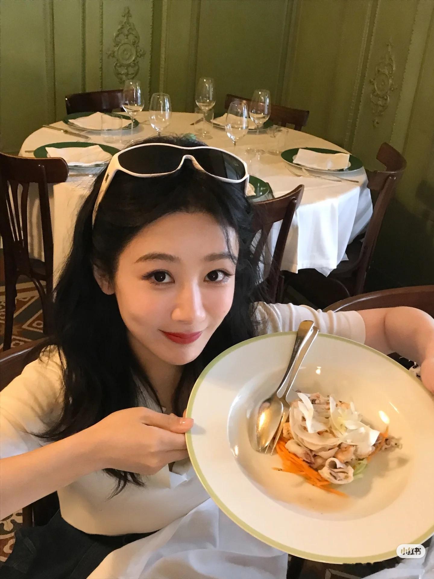 杨紫我和杨紫学拍美食打卡照杨紫全平台营业，全平台宠粉！