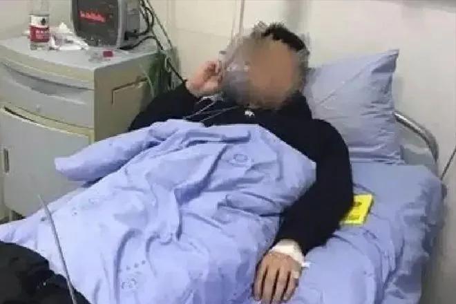 “要不是当初糊涂，我也不会变成个废人！”50岁的解某，坐在轮椅上，左手抖个不