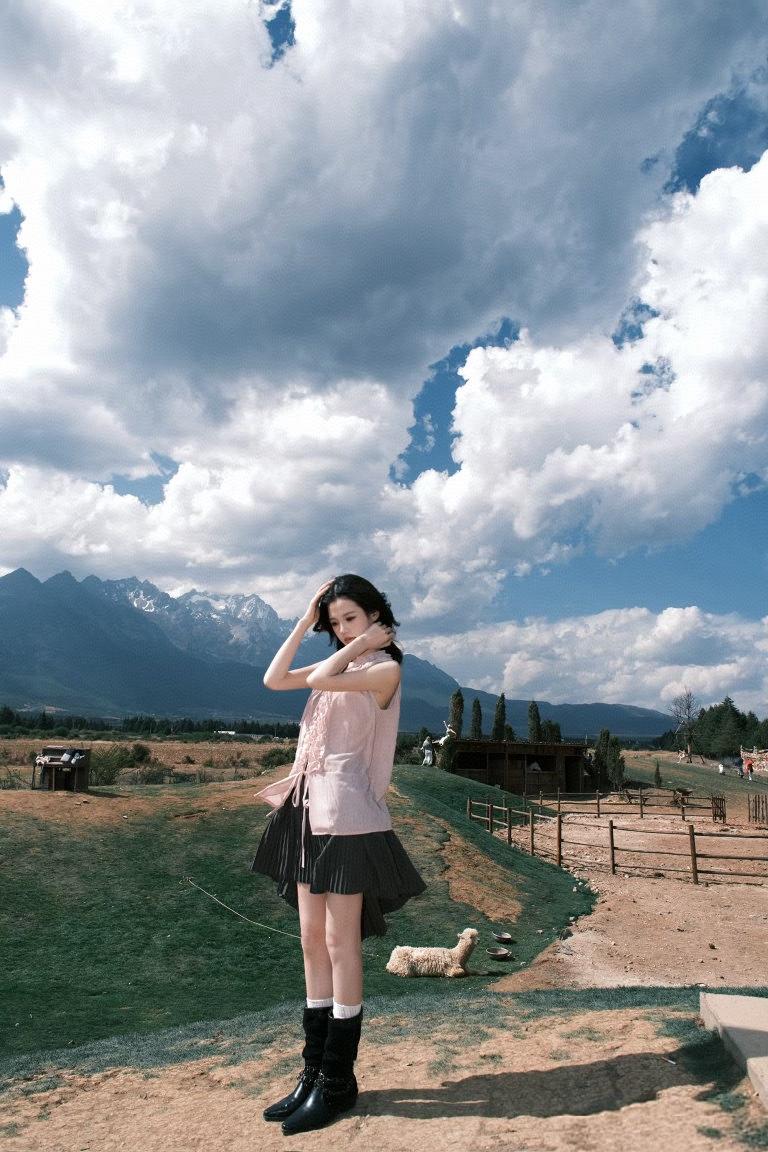 雪山为幕，云为诗行，风裹着山野的温柔，漫过粉色裙摆。