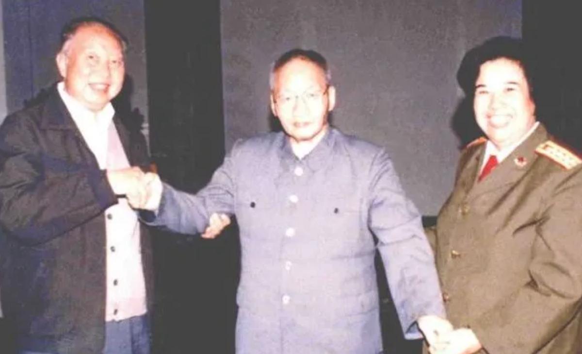 90年代，华国锋主席和毛岸青夫妇合影。第一感觉他们不是一代人，原来，华主席才比毛