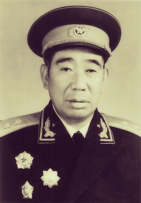 红四方面军中，一个团长1955年并肩多少原来的军级干部？杨国夫，红四方面军红