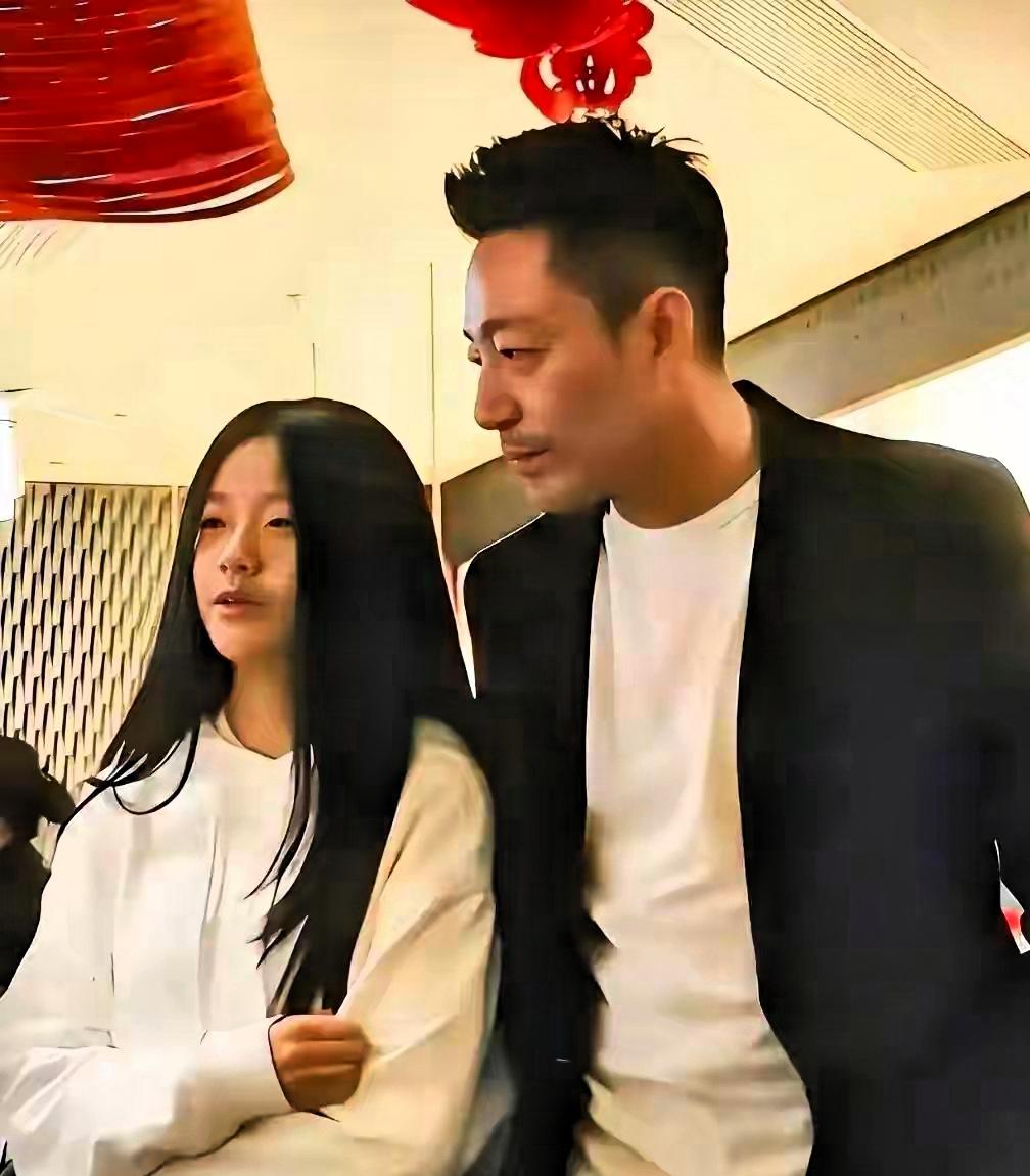 汪小菲直播聊起女儿小学毕业一事，无意间道出戳心细节：12岁的小玥儿临近典礼，先后