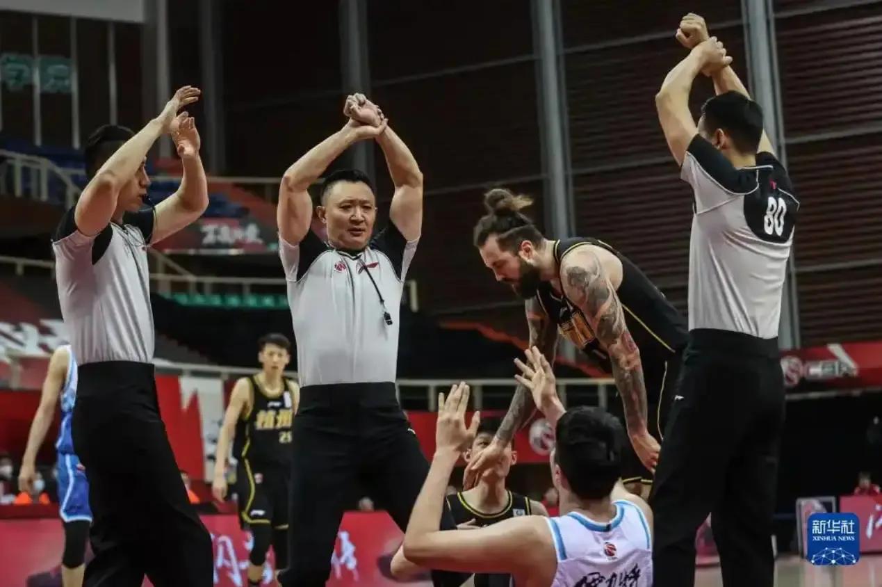 名哨闫军来了，今晚的CBA总决赛g2注定不平常！据国内媒体透露闫军将作为中方