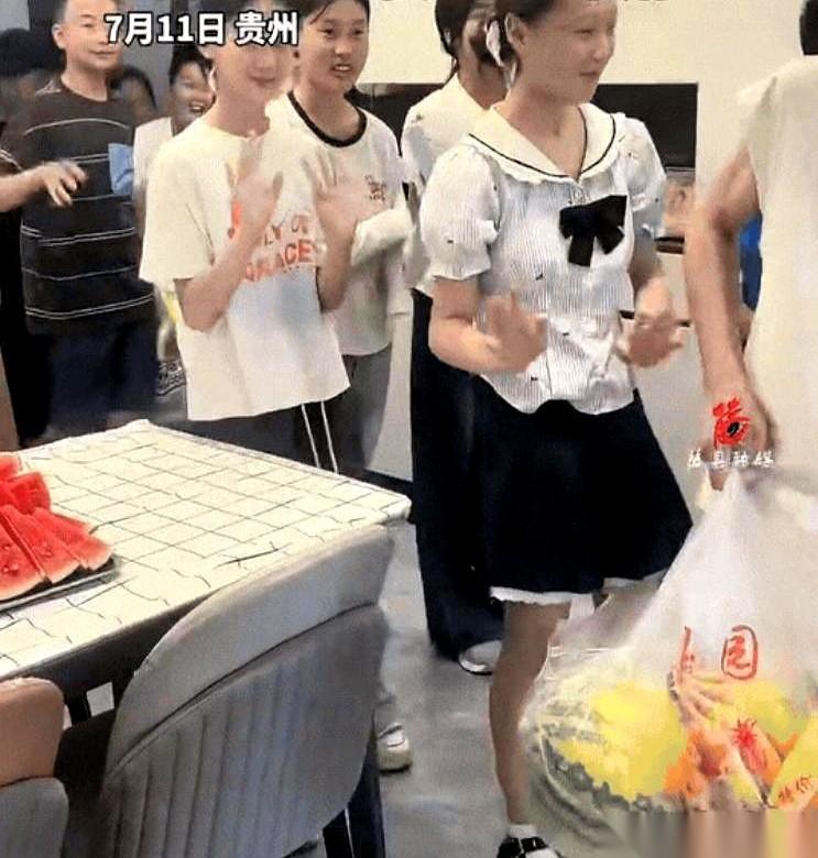 门一开，27个半大孩子乌泱泱堵在电梯口，把客厅挤得连个下脚地都没了。本以为只来