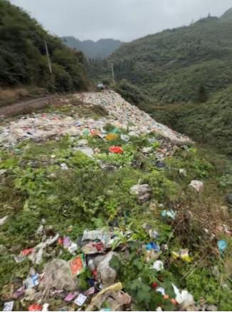 “严查到底！”云南彝良，一男子开车行驶在山谷中时，突然发现路边堆放了上百吨的垃圾