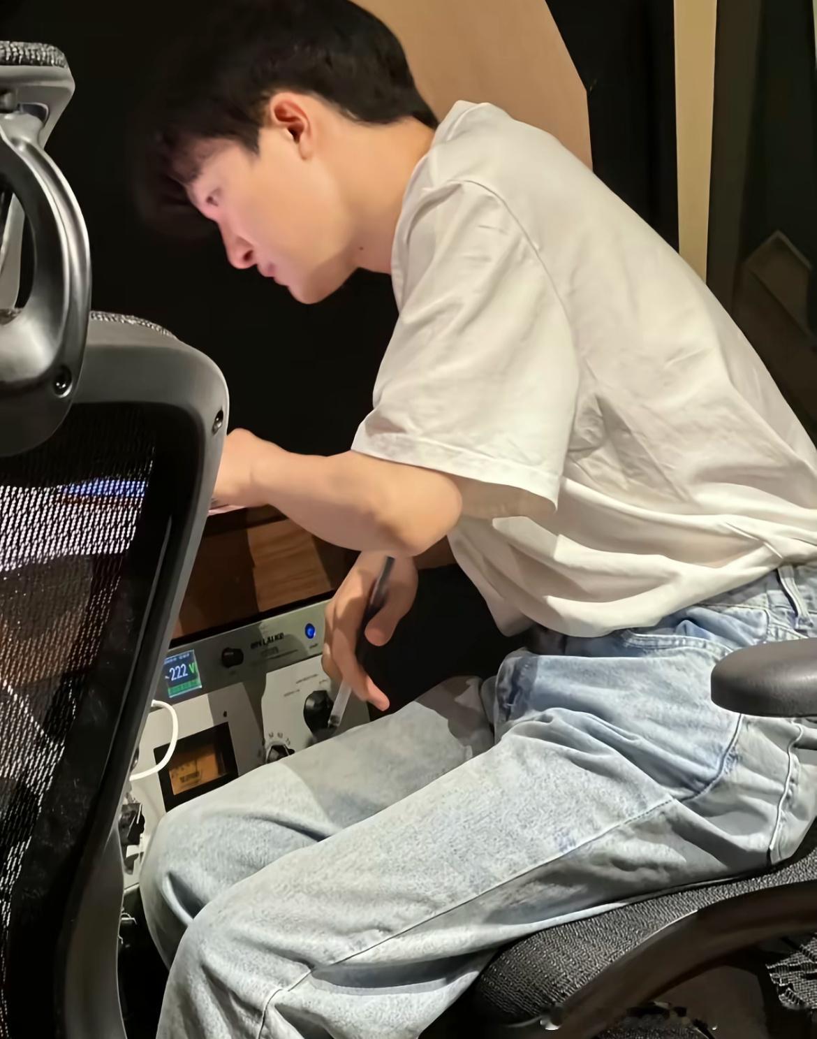 周深周深学长你太美好了你睡觉时乱乱的头发你说话时的嗓音你站在栏杆旁清瘦的身影