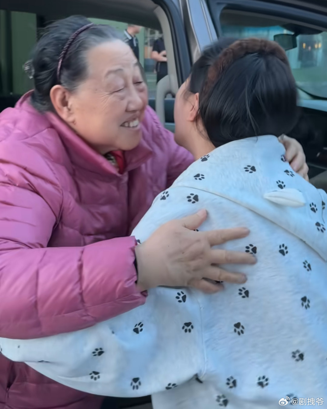 金龟子女儿一家青岛团聚，王宁父母见曾孙激动落泪，隔代亲在这一刻具象化了！​​​