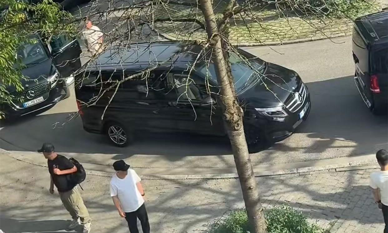 网友德国街头偶遇郭德纲！这位网友在饭店吃饭，来了四辆车在饭店门口停下。郭德纲从
