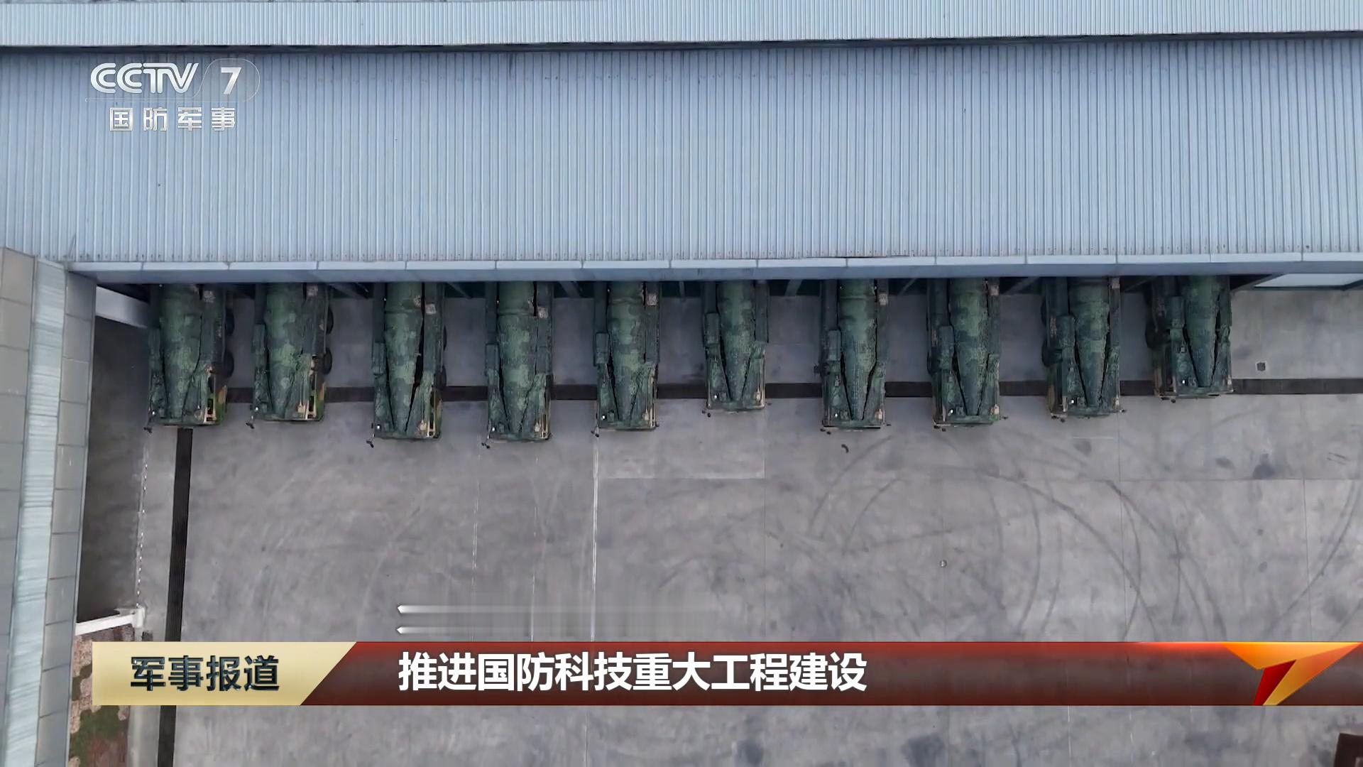 壮观画面，央视展出10辆东风-26发射车同时驶出的视频！话说，东风-26中远程弹