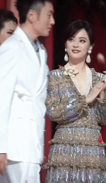 孙俪看李东学的眼神有点不对头，不怕邓超看了会吃醋吗？一身白色西装的果郡王腰板挺直